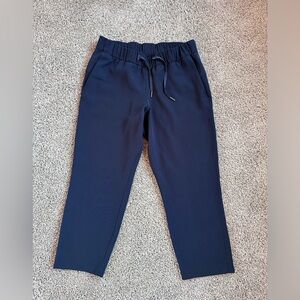 Women’s Lululemon On The Fly Crop Woven 23” in Navy Size 8